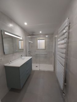 À Grandvillars, cette salle de bain a été entièrement repensée avec une grande douche sécurisée, un meuble vasque moderne et un éclairage LED intégré au miroir. Une réalisation soignée signée WT TOUS TRAVAUX
