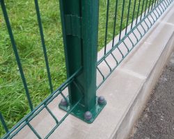Clôture rigide verte fixée sur muret béton à Grosmagny – pose professionnelle WT TOUS TRAVAUX