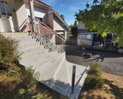Escalier extérieur rénové avec revêtement moderne et garde-corps en métal à Chalonvillars– chantier signé WT TOUS TRAVAUX