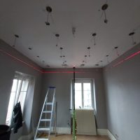 Préparation précise d’un plafond pour éclairage encastré avec laser de nivellement – rénovation intérieure à Montbéliard