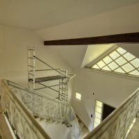 Travaux de peinture intérieure en hauteur avec échafaudage sécurisé dans une cage d’escalier – peinture intérieure à Grandvillars