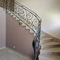 Peinture intérieure soignée dans cage d’escalier avec rampe en fer forgé – menuiserie intérieure à Belfort
