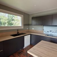 Aménagement d’une cuisine moderne sur mesure avec plan de travail bois – menuiserie intérieure à Héricourt